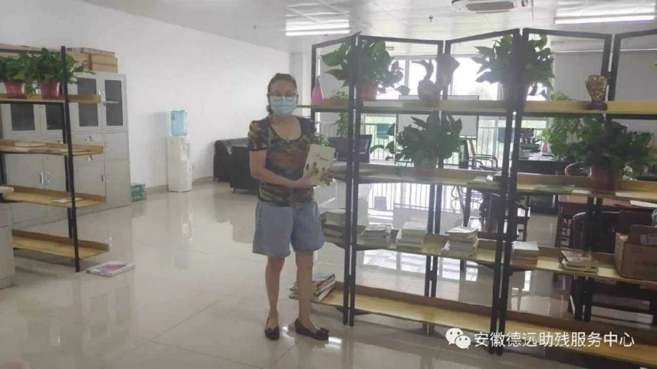 建行退休干部为中心送来了精神食粮