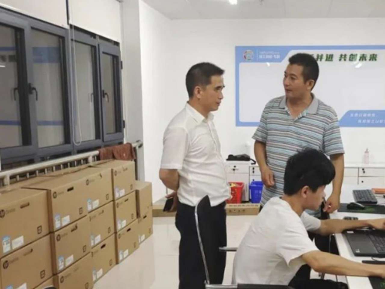 爱心企业家钱总来中心参观工作