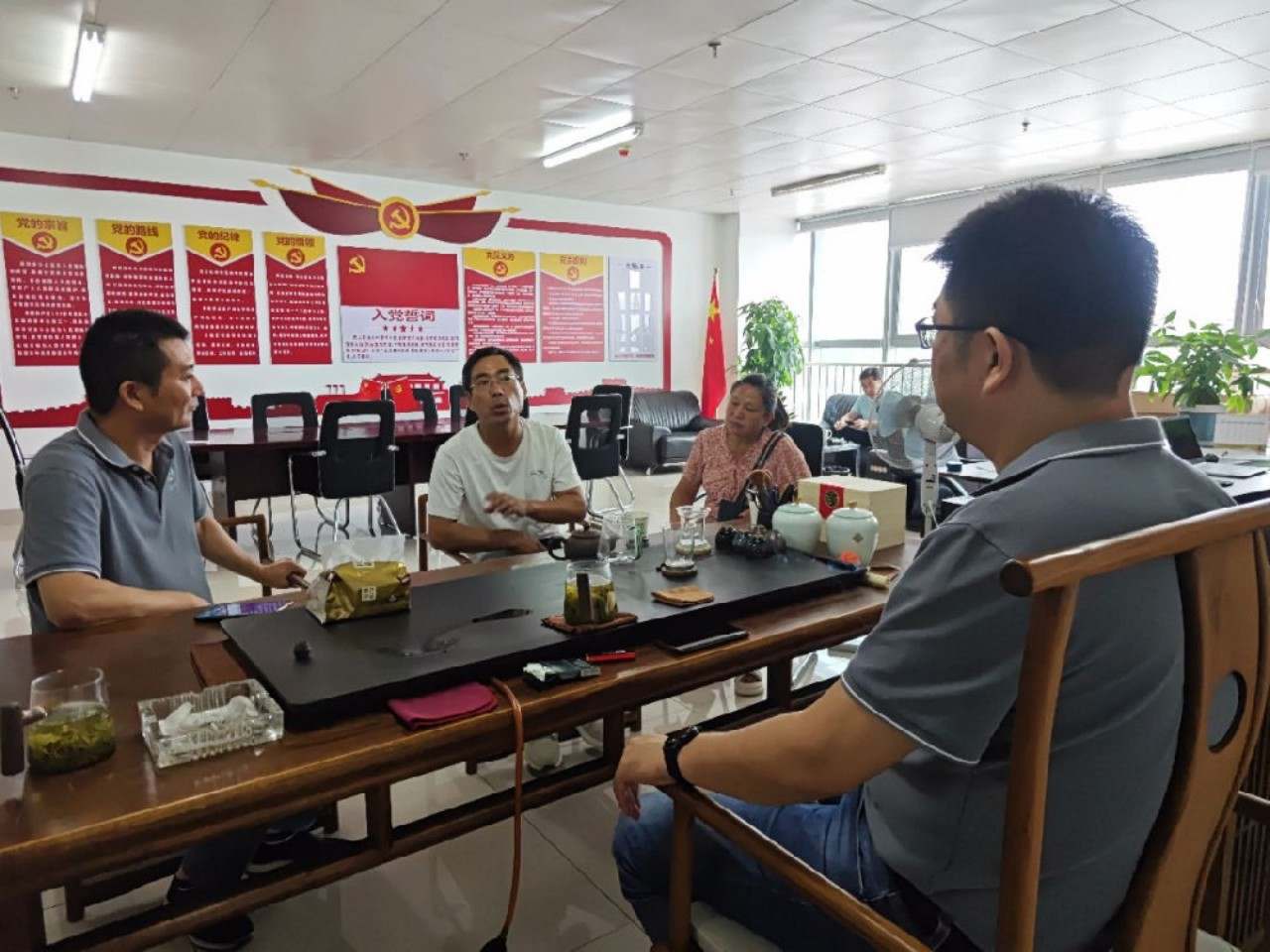 安徽德远助残服务中心潘主管的父母来看望工作中的女儿